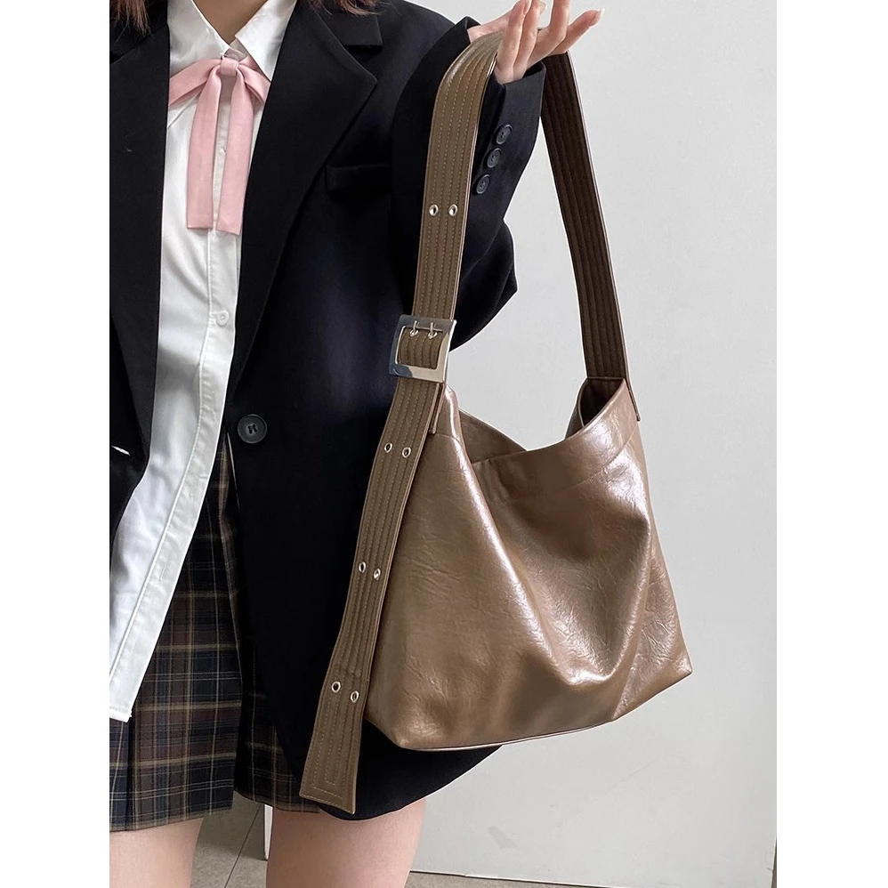 163 小众设计新款女包学院风复古软皮大容量托特包单肩斜挎包