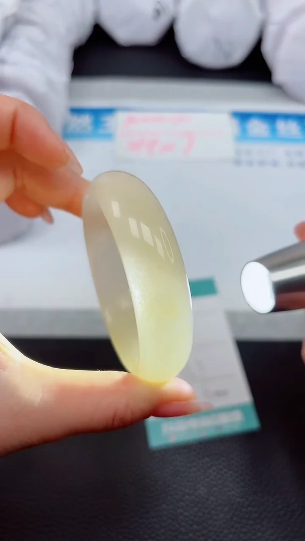 【闪购商品】石英质玉手镯未镶嵌A40