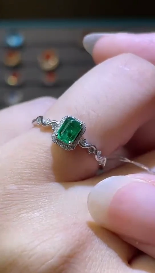 18K金镶嵌戒指祖母绿0.48CT