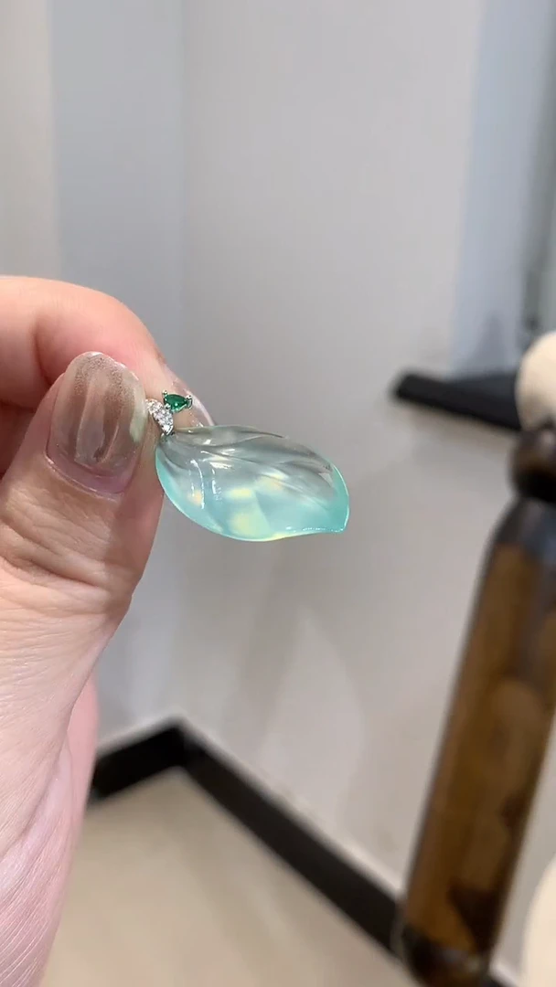 未镶嵌蛇纹石玉吊坠(不含链)?***姐叶子