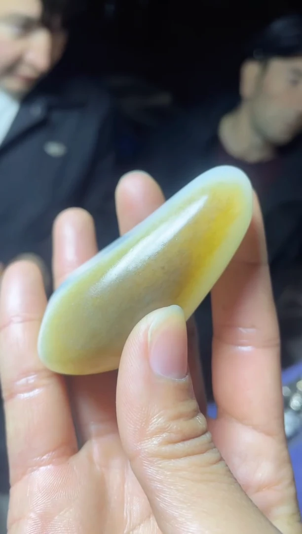 未镶嵌和田玉（糖玉）挂件原石