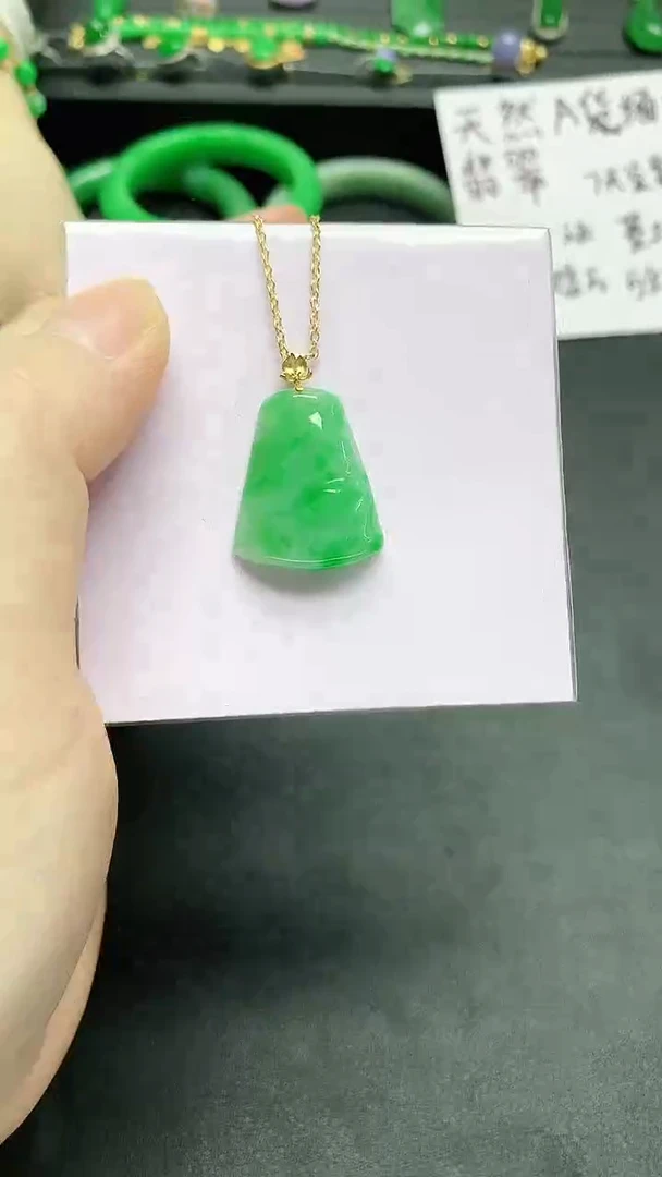 颈饰18K金镶嵌翡翠赠礼盒证书