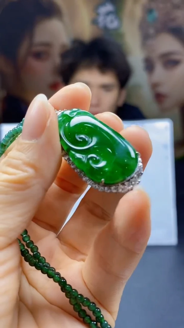 翡翠未镶嵌颈饰      *204