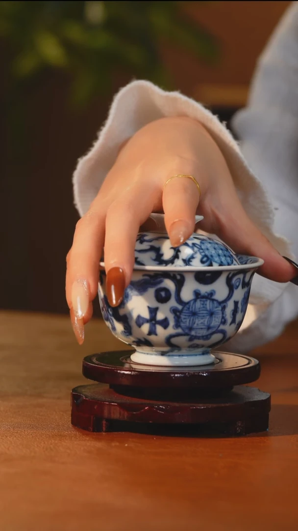 青花狮子绣球元宝盖碗