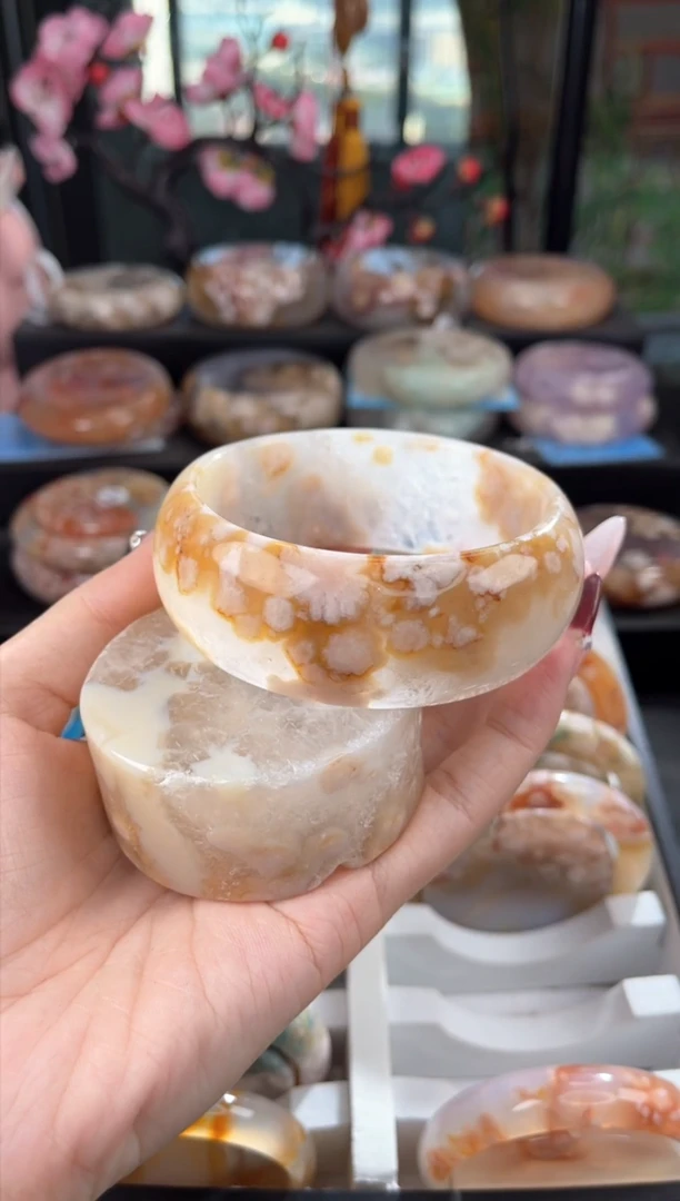 【闪购商品】石英质玉手镯未镶嵌63