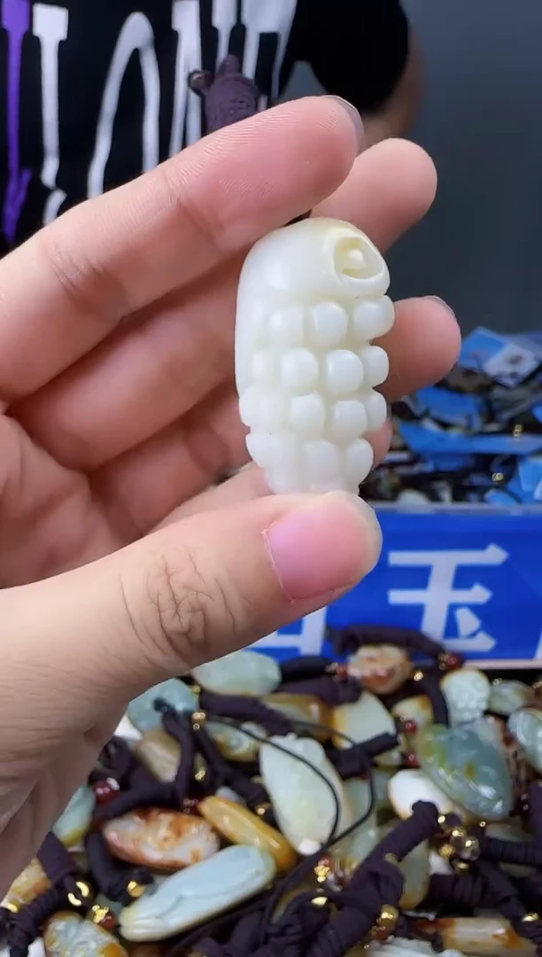 和田玉未镶嵌颈饰1