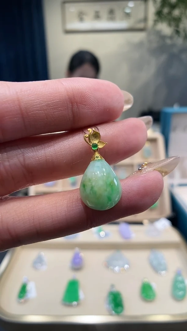 【闪购商品】翡翠吊坠(不含链)18K金镶嵌水滴