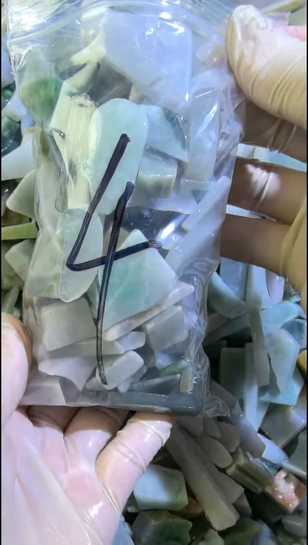 【闪购商品】翡翠颈饰未镶嵌天然翡翠边角中号500克4