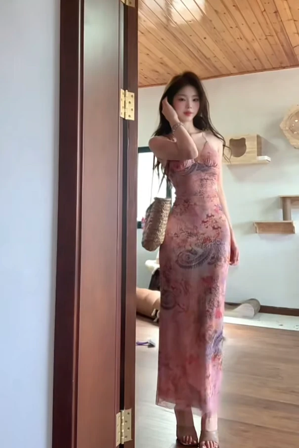 海边度假风时尚粉色V领吊带露背收腰包臀连衣裙女小众设计高级感