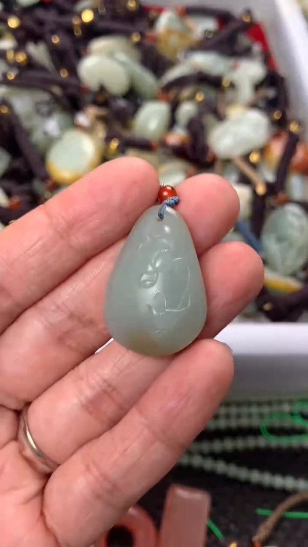 【闪购商品】和田玉颈饰未镶嵌多样性发货没有证书.拍一发一,有瑕