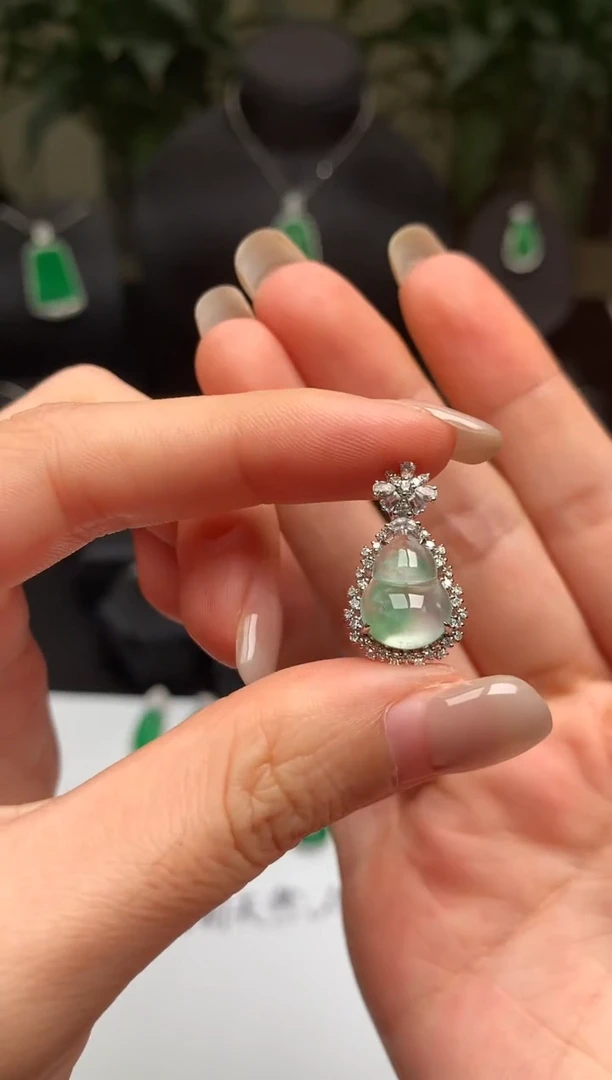 翡翠18K金镶嵌吊坠(不含链)葫芦