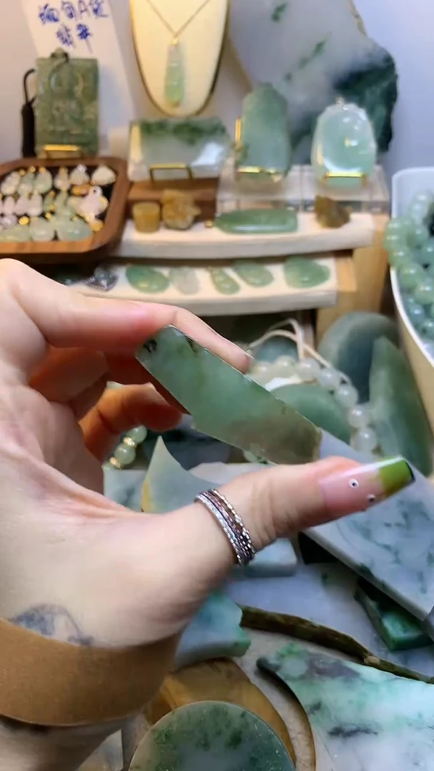 未镶嵌挂件翡翠缅甸A货翡翠,没有运费险,有纹有裂