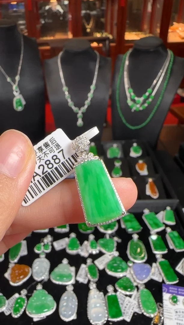 颈饰18K金镶嵌翡翠HA2887冰绿无事牌