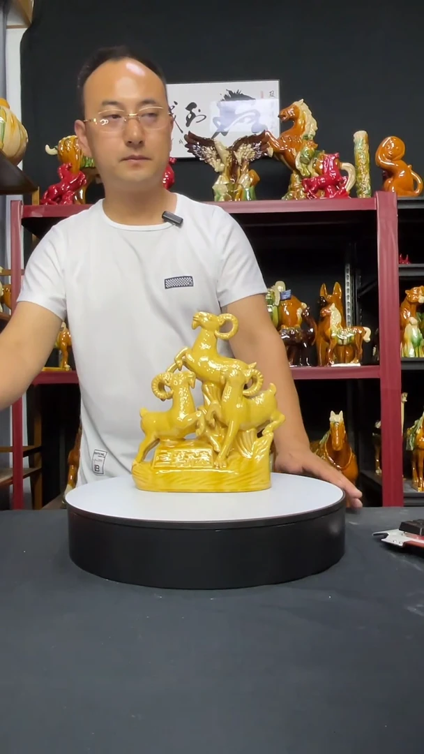 陶瓷小号三羊开泰米黄色高24cm