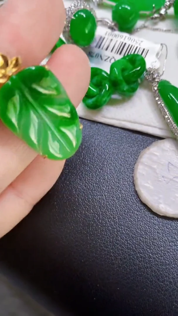 颈饰18K金镶嵌翡翠叶子