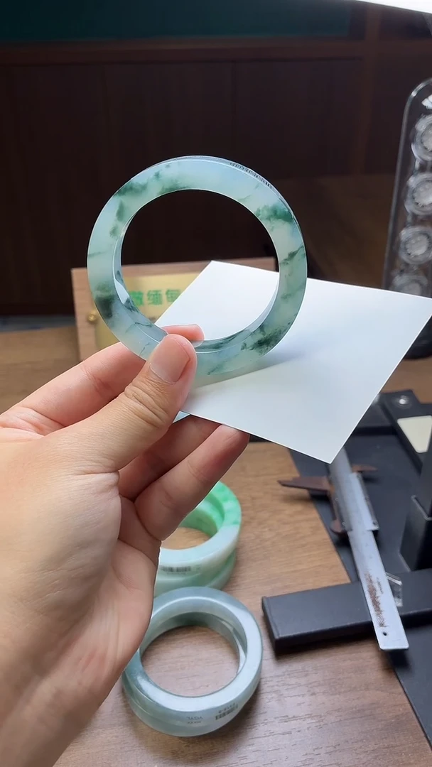 未镶嵌手镯定制翡翠英*定制