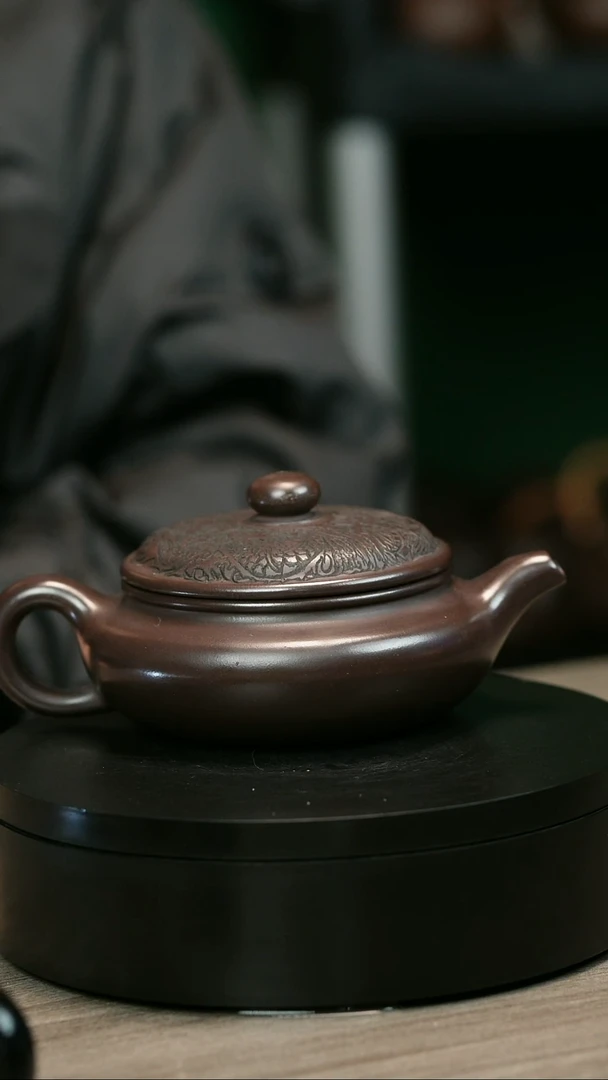 茶壶紫砂逗****nH1957李传荣紫泥龙刻扁腹