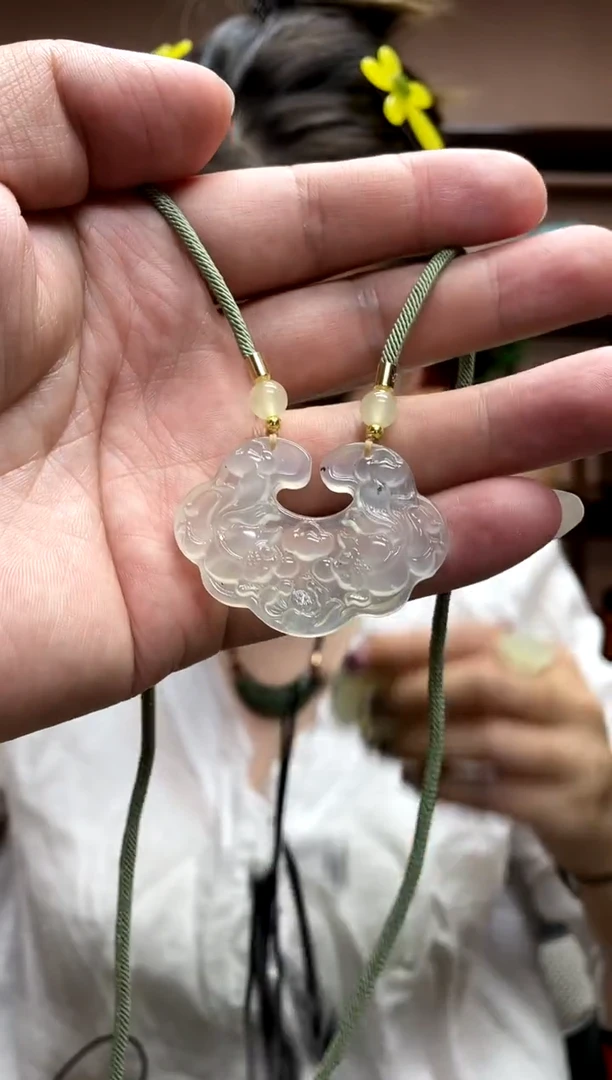 岫玉未镶嵌吊坠·