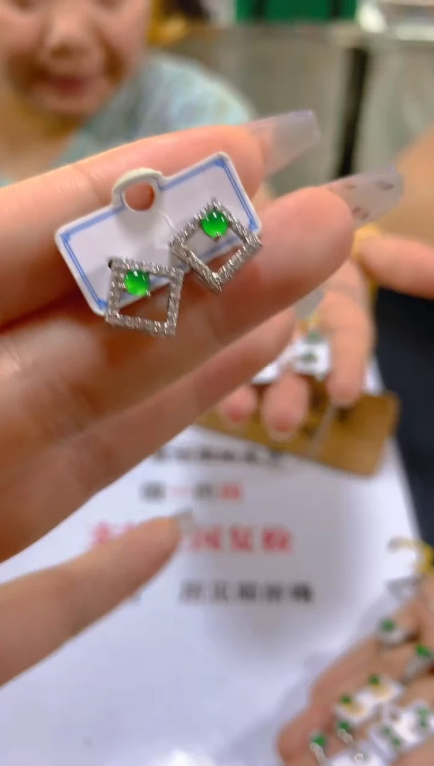 未镶嵌翡翠耳饰多样性发一