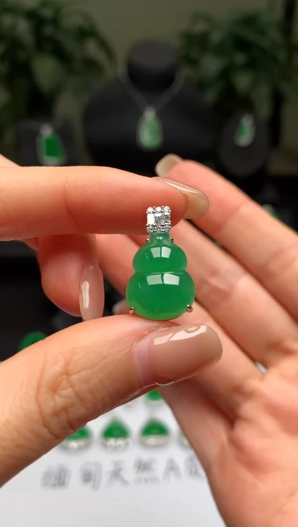 颈饰18K金镶嵌翡翠葫芦