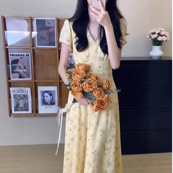 法式温柔风V领黄色碎花连衣裙女2025夏季新款收腰显瘦绝美长裙子