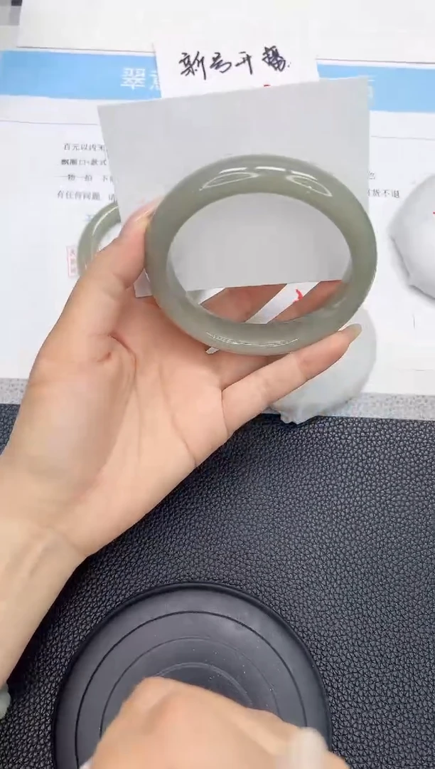 石英质玉手镯未镶嵌10-64.7