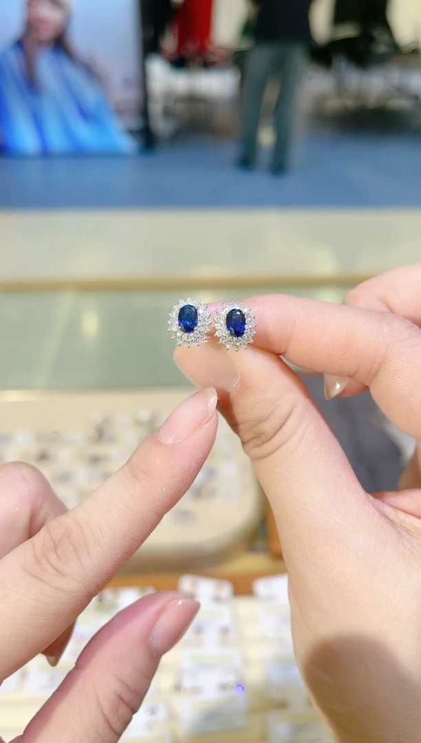 【闪购商品】蓝宝石耳钉18K金镶嵌蓝宝石耳钉