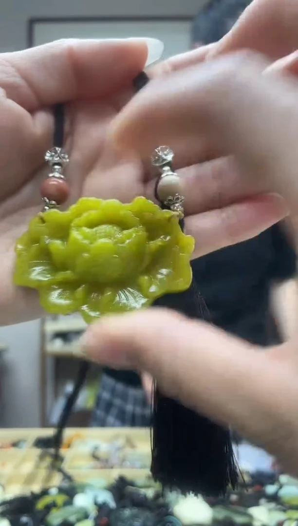 未镶嵌岫玉吊坠`