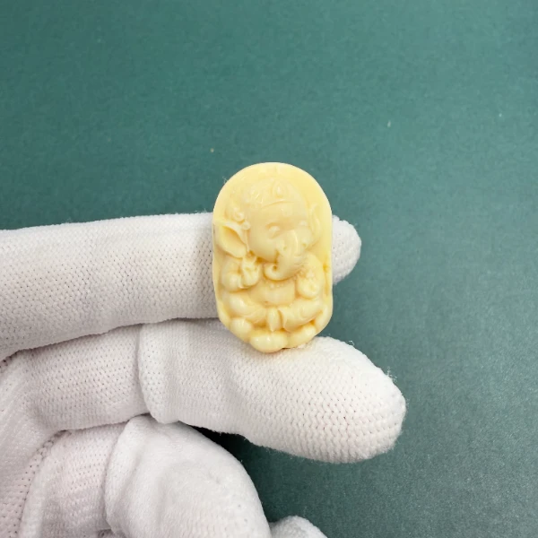 E6431天然猛犸牙小雕刻牌吊坠 支持鉴定 假一罚四