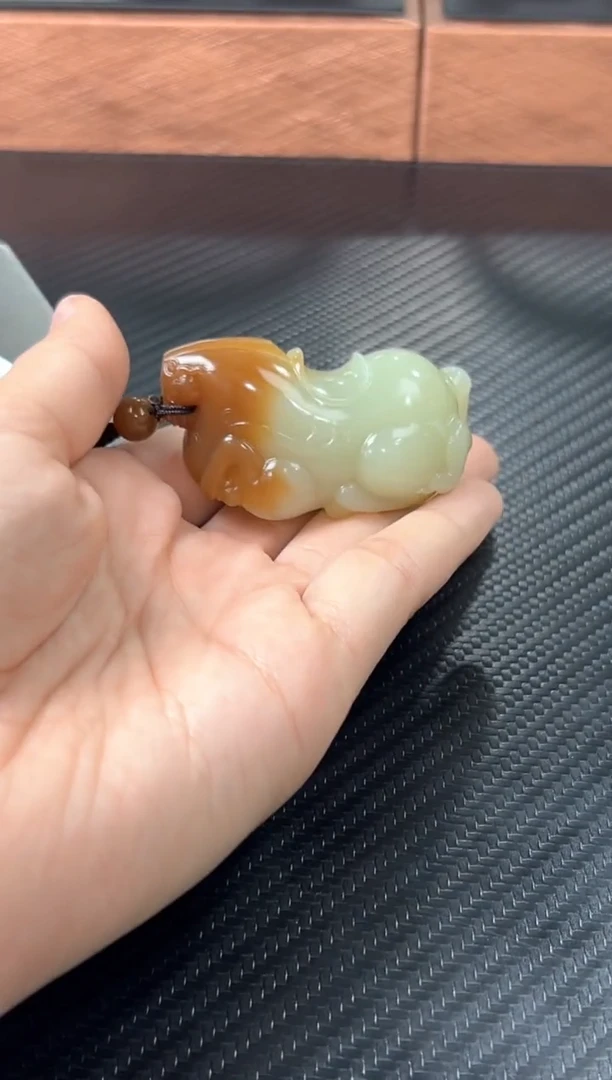 未镶嵌和田玉把件若羌微色差貔貅把件