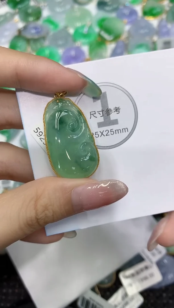 翡翠18K金镶嵌颈饰111111111111