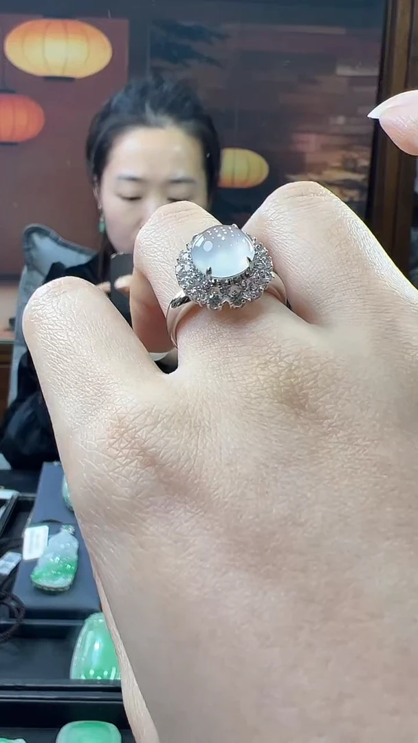 18K金镶嵌挂件翡翠戒指