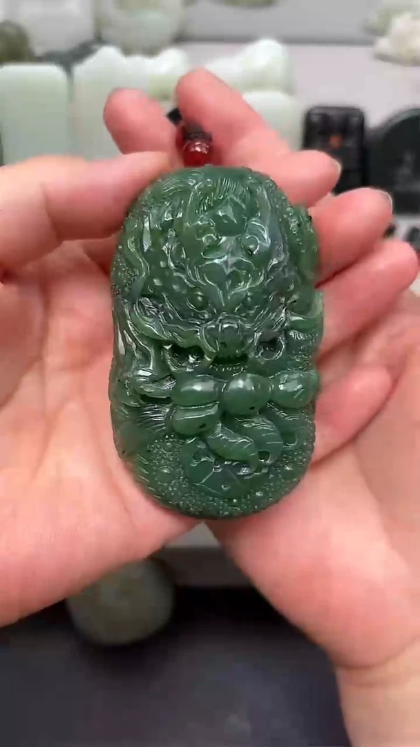 和田玉未镶嵌颈饰把件