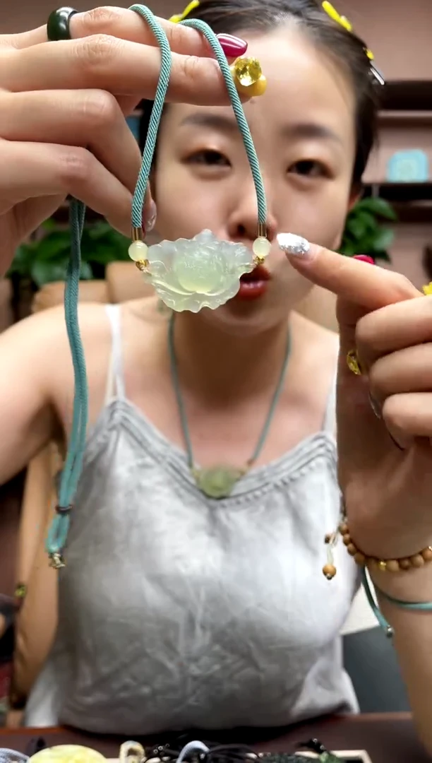 岫玉未镶嵌颈饰多样性发货发其中之一