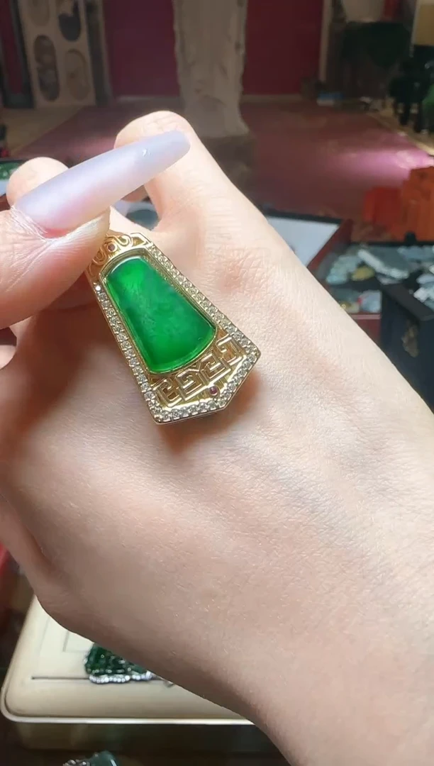 【闪购商品】翡翠吊坠(不含链)未镶嵌翡翠