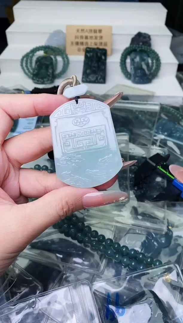 颈饰未镶嵌翡翠