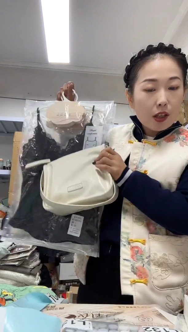 PU点点小红心 关注主播发两件