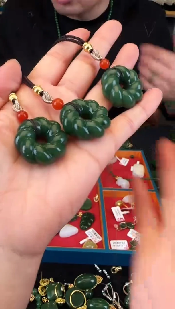 颈饰未镶嵌和田玉乌斯环（多样性发一件）