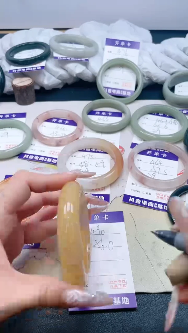 【闪购商品】石英质玉手镯未镶嵌490/56