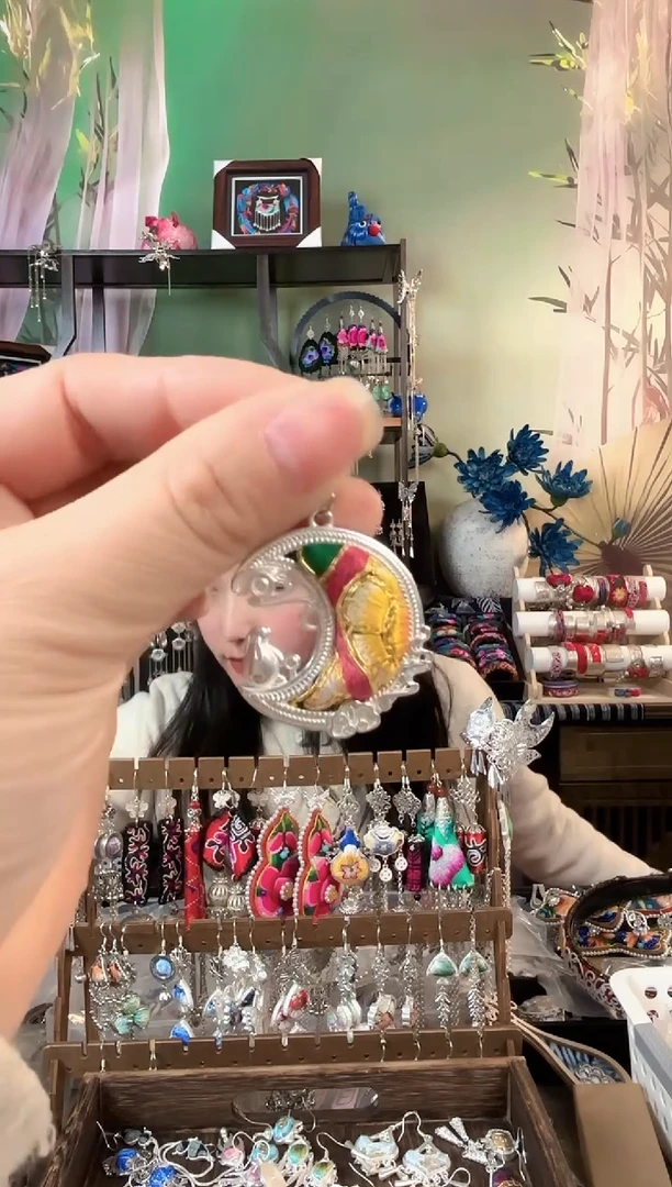 彩云南阁非遗老绣苗银饰品693