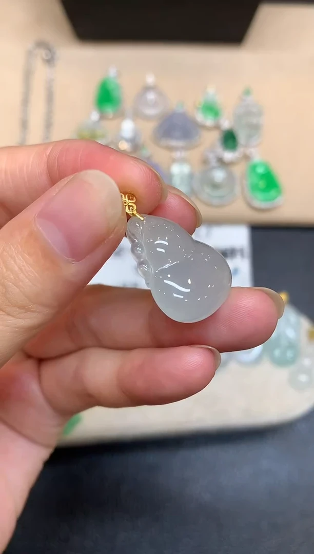 颈饰18K金镶嵌翡翠葫芦【无服务费