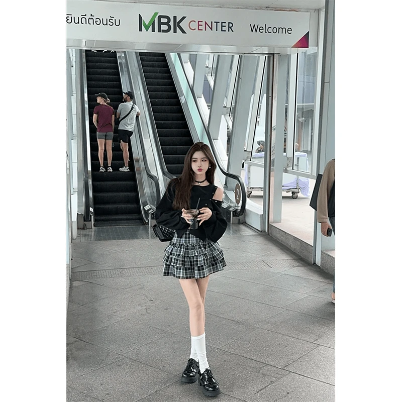 黑色设计款露肩卫衣民族风小众设计甜美风薄款辣妹格子半身裙短裙