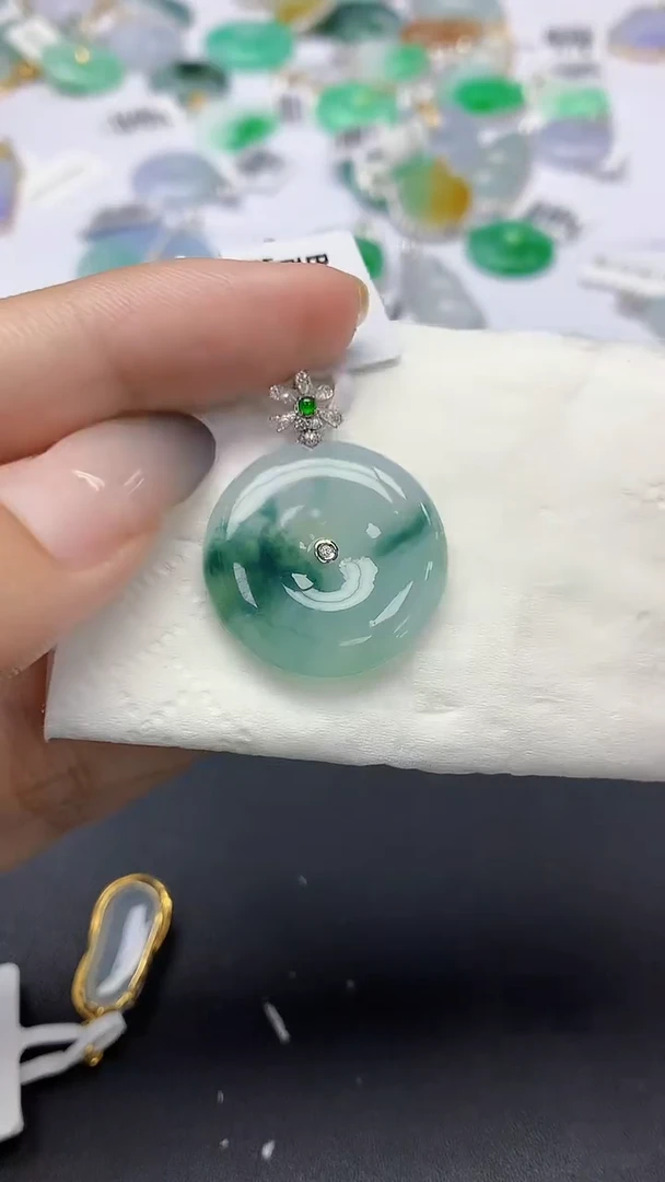 翡翠18K金镶嵌颈饰天然缅甸a货翡翠