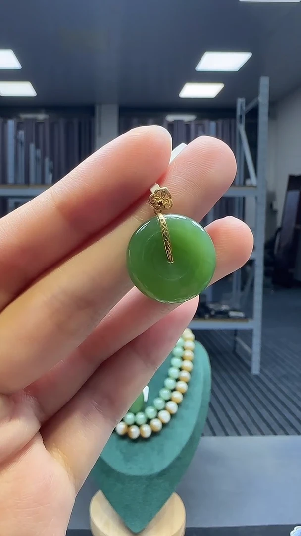 18K金镶嵌和田玉挂件1