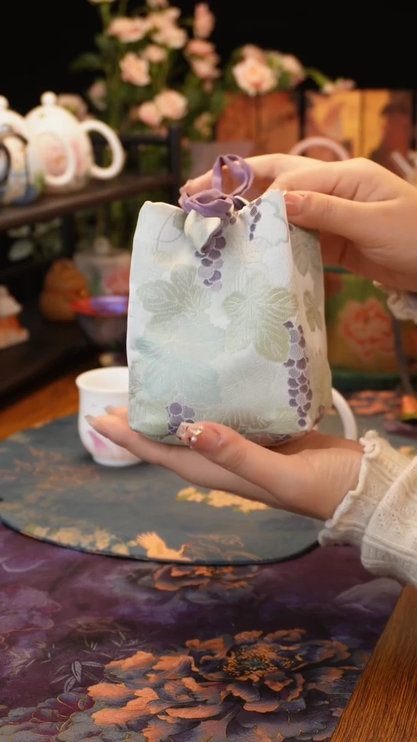 【闪购商品】紫色葡萄小包······