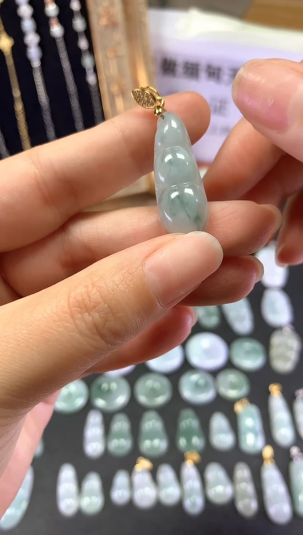 翡翠未镶嵌颈饰1
