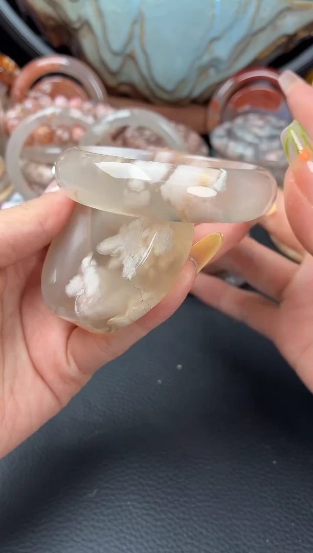 未镶嵌手镯（圆镯）石英质玉56