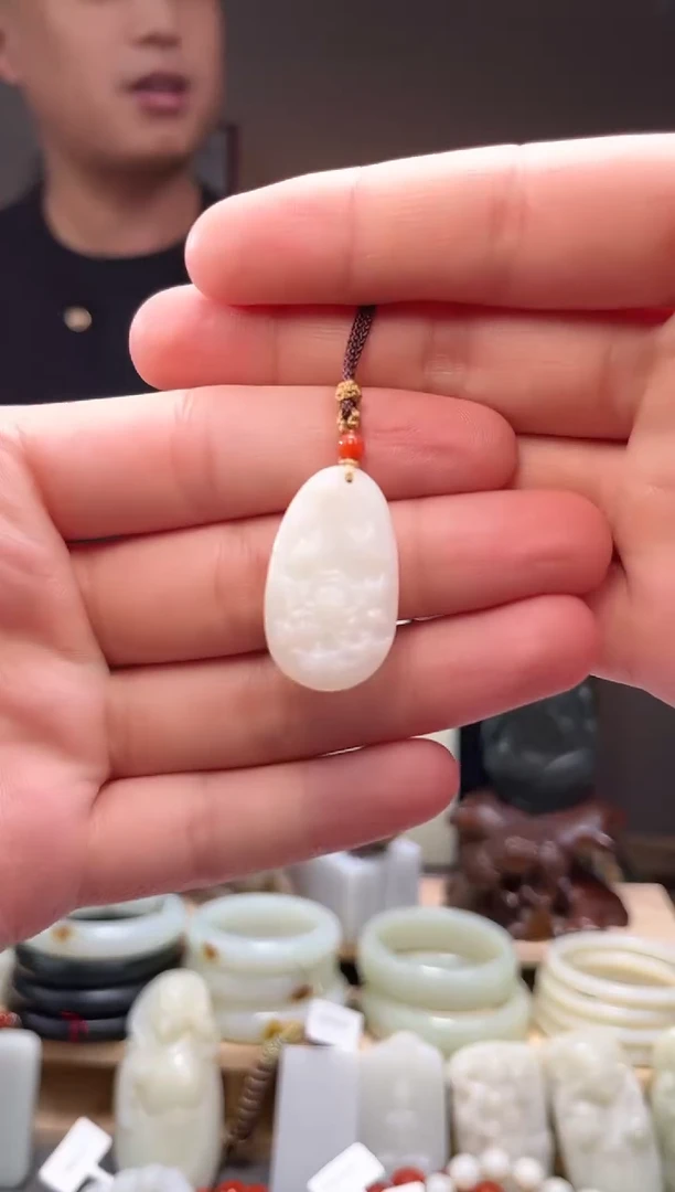 颈饰未镶嵌和田玉吊坠