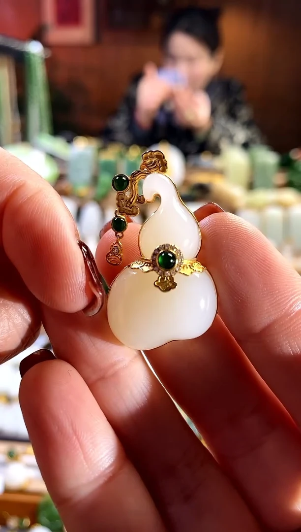 【闪购商品】和田玉吊坠18K金镶嵌。