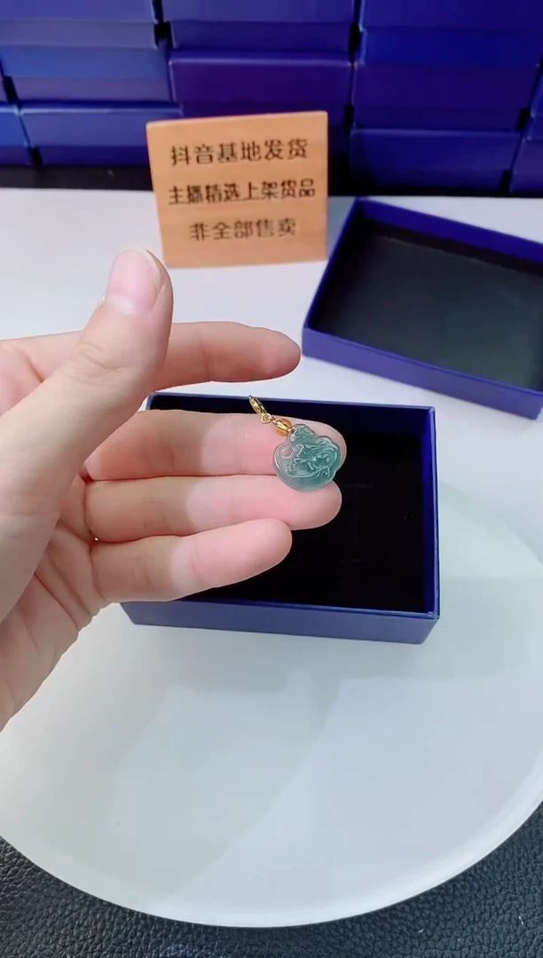 翡翠未镶嵌颈饰     `